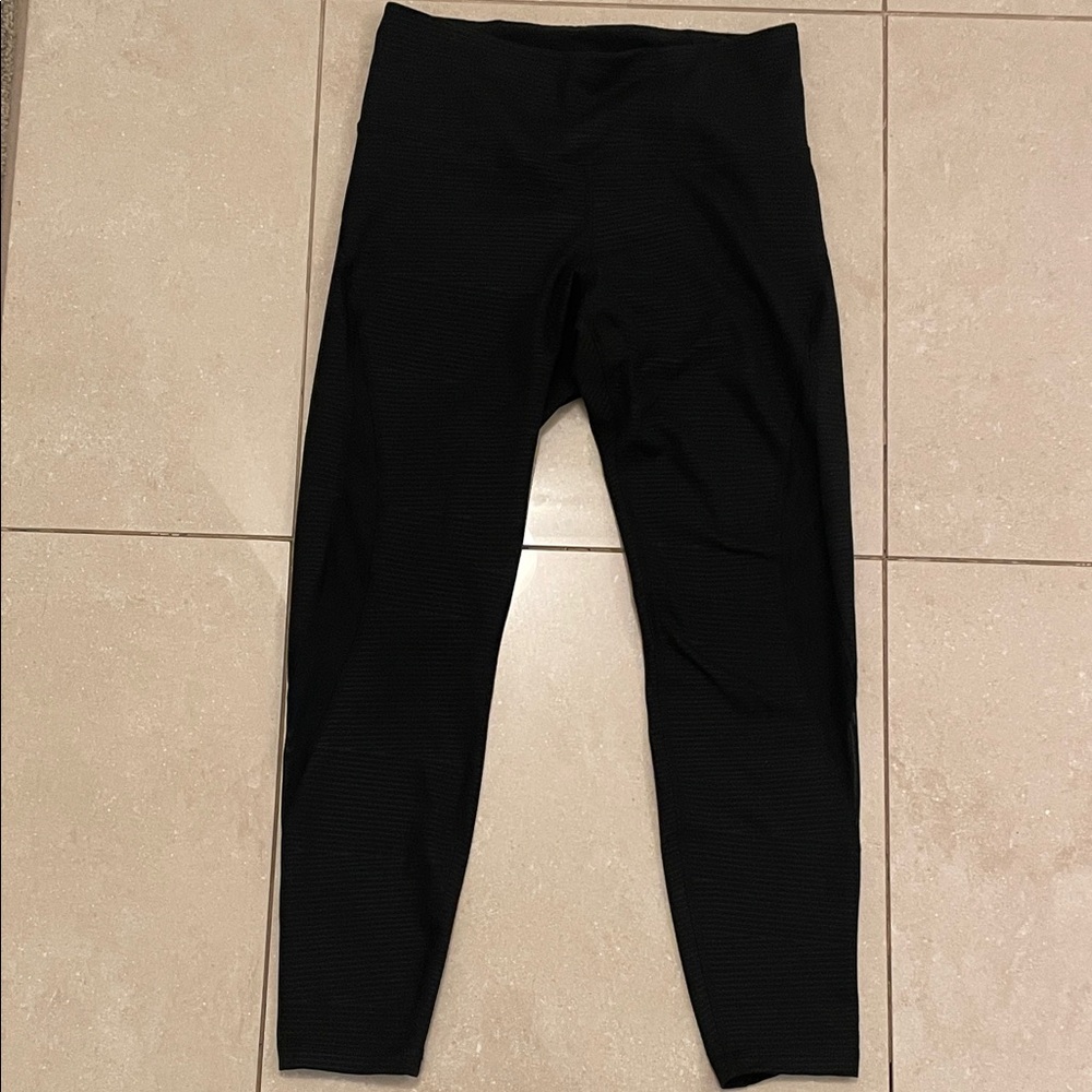 Old Navy Black Elevate Leggings Mesh on sides 7/8 Size M